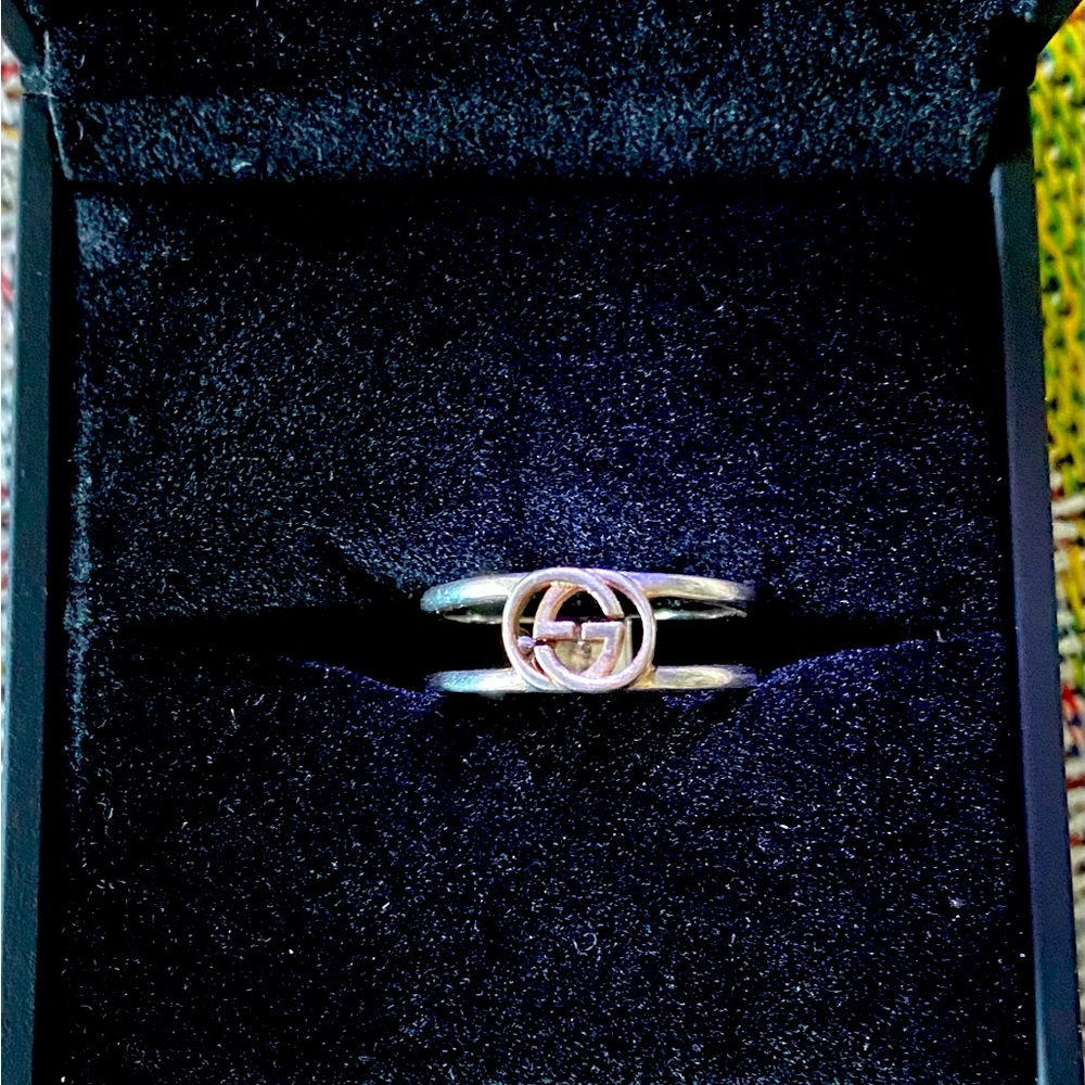 Gucci Interlocking GG Sterling Silver Ring Sz 6 EUC with lighted ring box $150